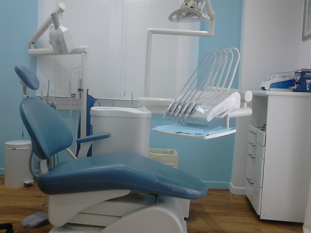 Οδοντιατρείο Γέρακας Ράπτης Σπύρος Χειρουργός Οδοντίατρος Αισθητική οδοντιατρική εμφυτεύματα